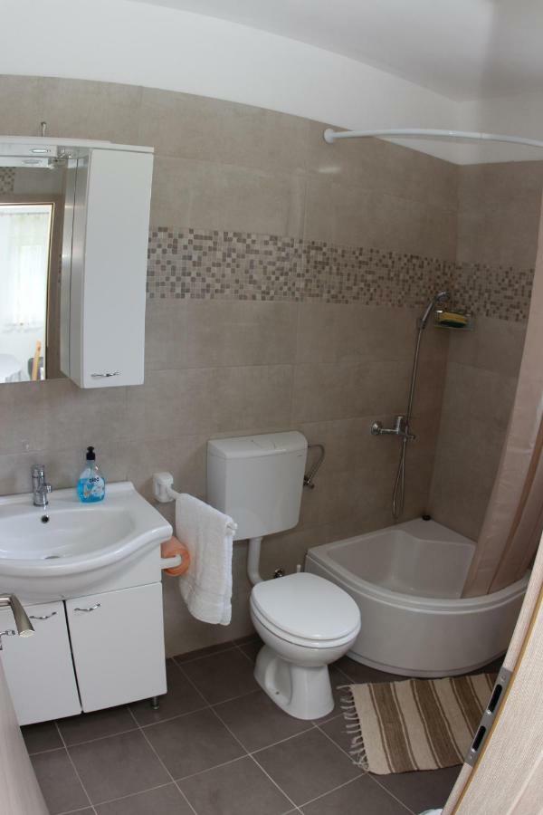 Apartmani Ivankovic Vrisnik Exterior photo